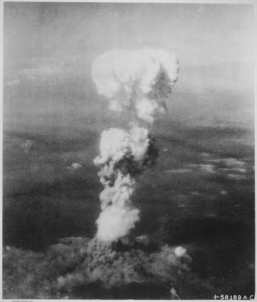 At_the_time_this_photo_was_made2C_smoke_billowed_202C000_feet_above_Hiroshima_while_smoke_from_the_burst_of_the_first_atom_-_NARA_-_542192