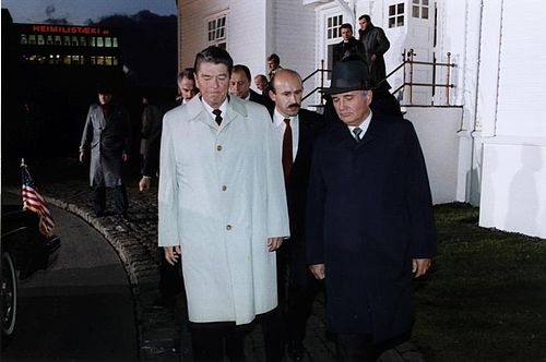 500px-Gorbachev_and_Reagan_1986-6