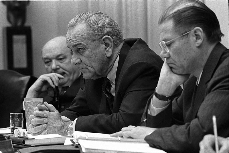 800px-Dean_Rusk_Lyndon_B._Johnson_and_Robert_McNamara_in_Cabinet_Room_meeting_February_1968