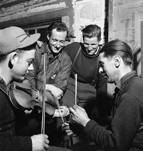 lumbermen_violin_and_sticks_1943