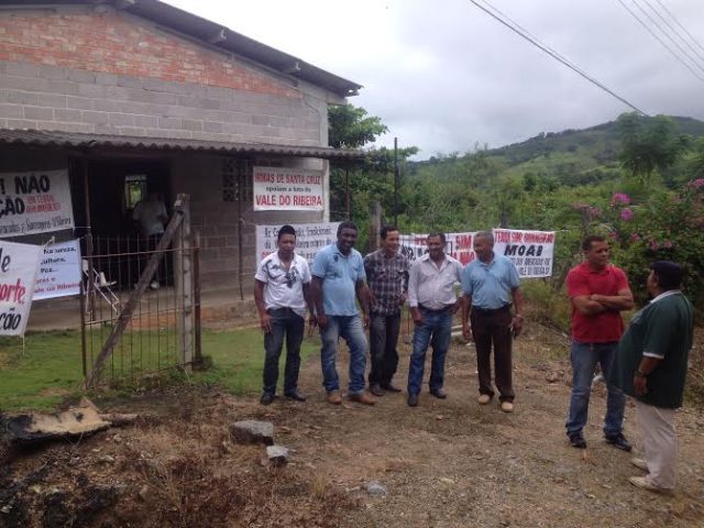 Quilombola activists at a demonstration against the proposed construction of hydroelectric dams on the Ribeira de Iguape River in Adrianópolis, Paraná. Courtesy of the author. 