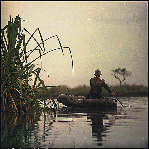 US-army-private-paddling-assault-boat-in-Vietnam_0