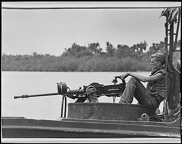 US_river_patrol_boat_in_Vietnam_0
