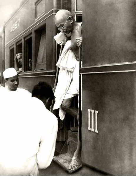 462px-Mahatma_Gandhi_at_railway_station