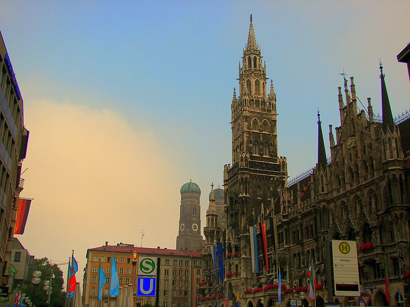 800px-View_of_Rathaus_and_Frauenkirche_from_Marienplatz_Munich