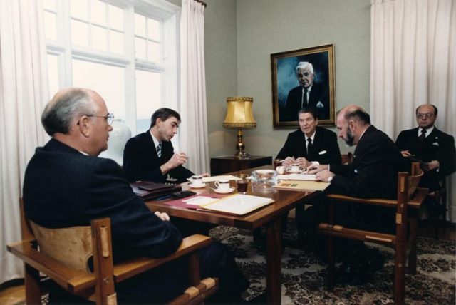 Gorbachev_and_Reagan_1986-3