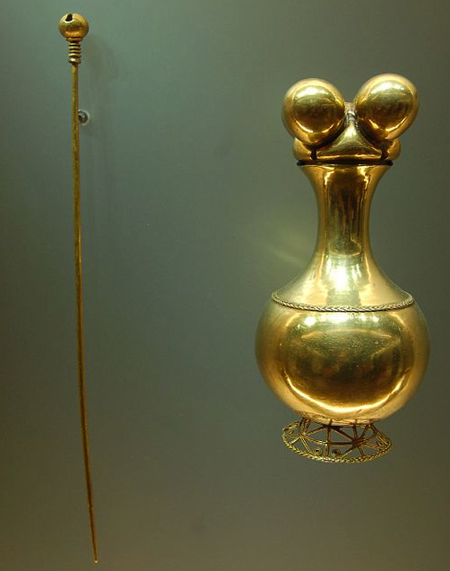 Quimbaya gold poporo and pestle, at the Gold Museum, Bogotá. Via Wikipedia