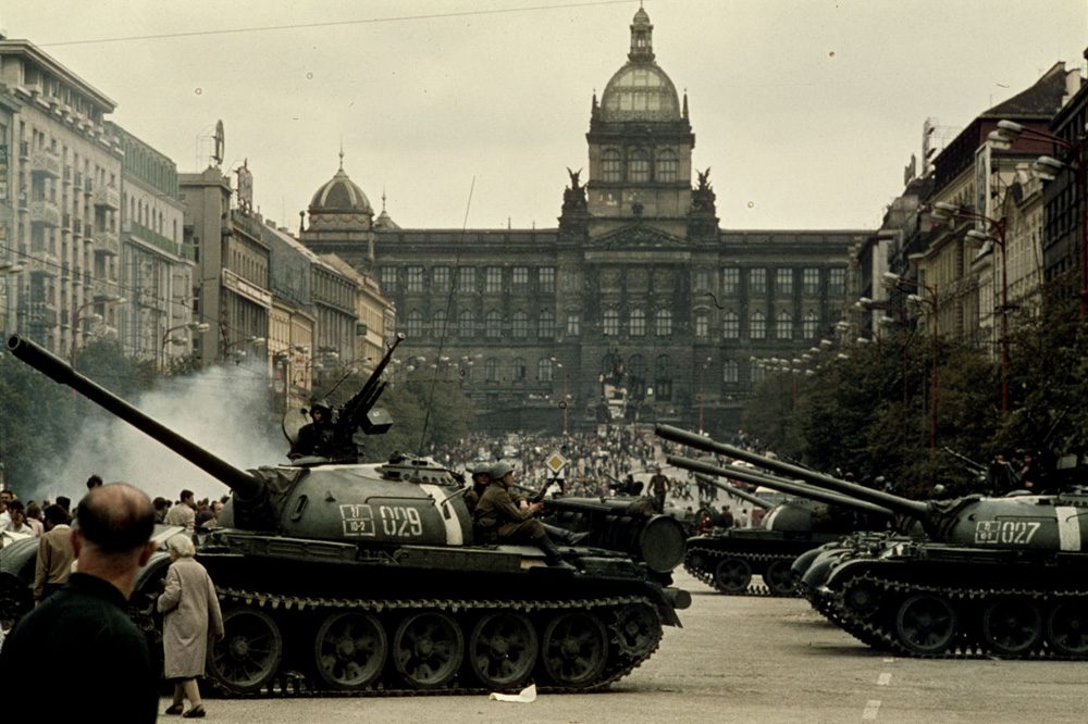 Partita GDR Autunnale | La svastica sulla Luna - Pagina 4 Wk3_prag_1968_wenceslas_square_soviet_tanks_t54_AA_01_01a