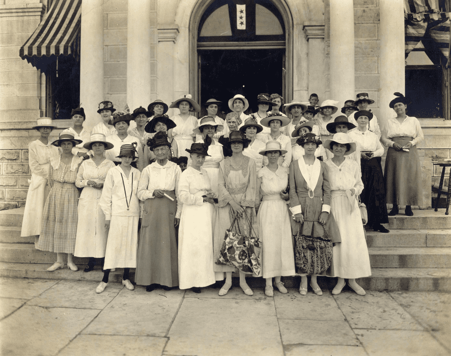 Black and white image of women Register to Vote in Travis County, 1918