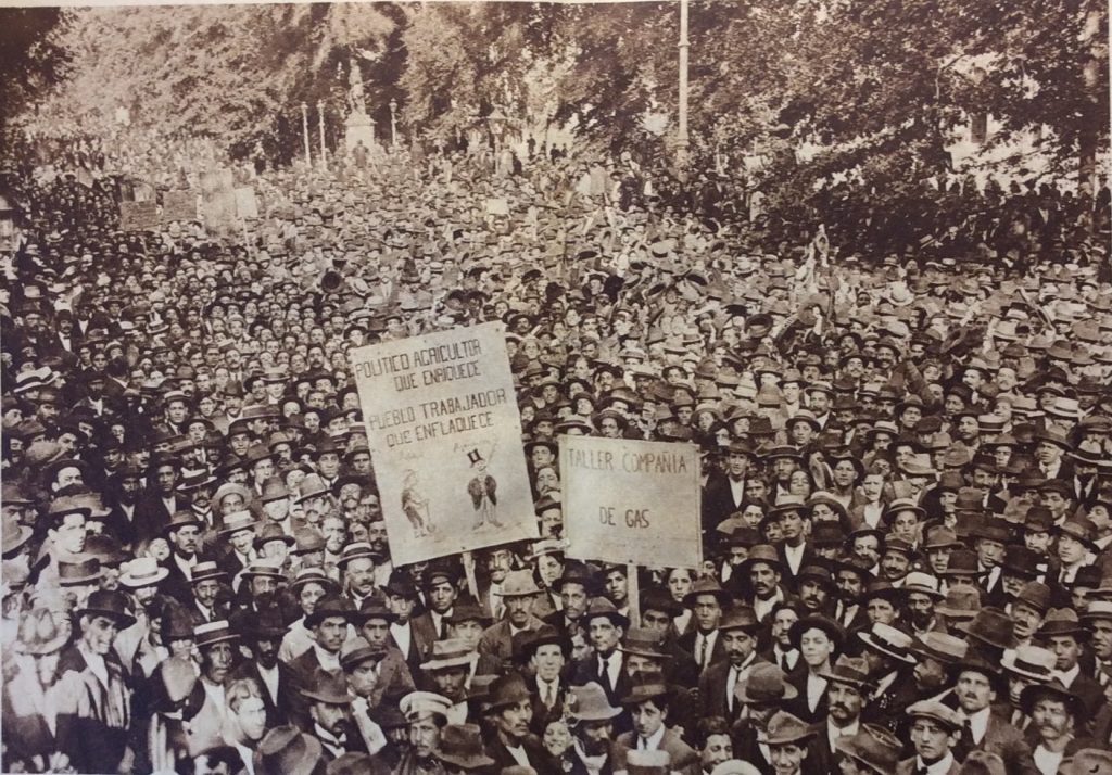 A 1918 hunger march in downtown Santiago de Chile, organized by the Asamblea Obrera de Alimentación Nacional (Workers’ Assembly for National Nutrition)