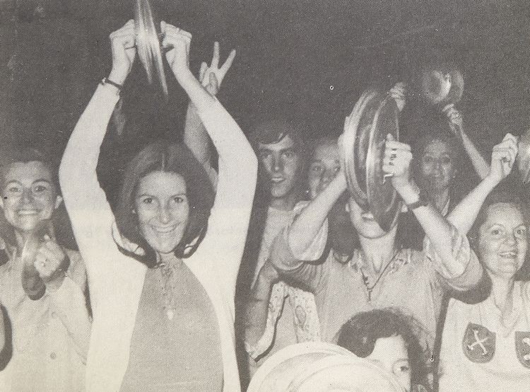 Anti-Allende protestors bang empty pots and pans in opposition to the UP government 