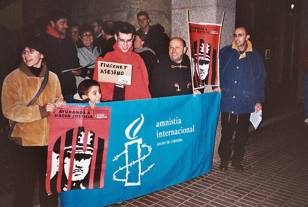 Protest in favor of Pinochet's extradition in Córdoba, Spain, ca. 1998