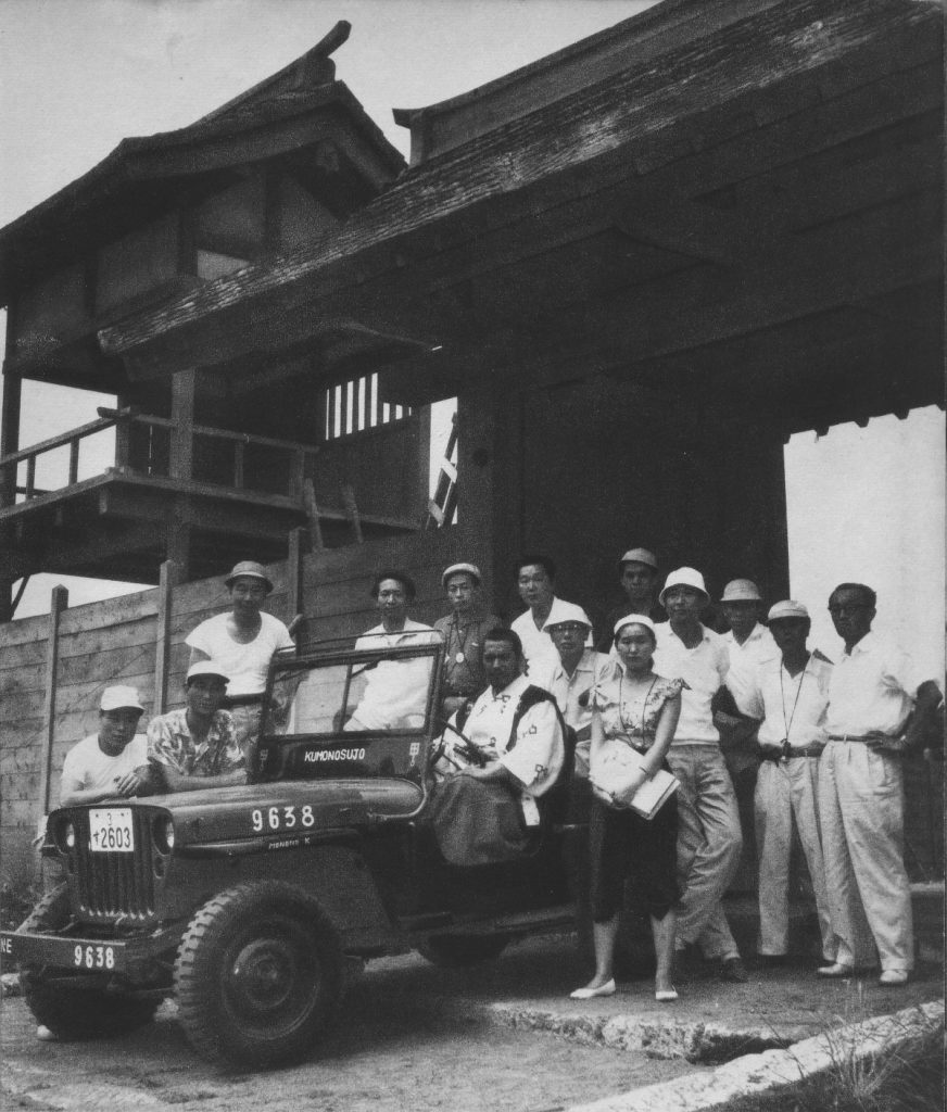 Making of "Throne of Blood (Kumonosu-jō)". taken in 1956.
(from left to right) Shinjin Akiike, Fumio Yanoguchi, Kuichiro Kishida, Samaji Nonagase, Takao Saito, Toshiro Mifune (People riding in the jeep), Minoru Chiaki, Takashi Shimura, Teruyo Saito (scripter), Yoshirō Muraki, Akira Kurosawa, Hiroshi Nezu, Asakazu Nakai, Sōjirō Motoki.