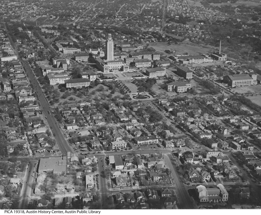 Una fotografía aérea del campus de la Universidad de Texas en Austin durante la década de 1950 / An aerial photograph of the University of Texas campus in Austin during the 1950s.