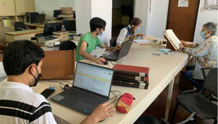 A team of paleographers from Red Historia Venezuela and the National Academy of History createing metadata for each colonial document