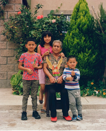 Doña Petra and her grandchildren holding tiny Santa Muerte statuettes (Zumpango,
Estado de México).