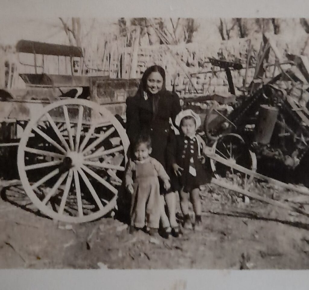 Rosy (a la derecha) fotografiada con su madre (centro) y su hermano menor (izquierda) durante una visita a la casa de su abuelo en Monclova, Coahuila. Cortesía de Rosy Galván Yamanaka.