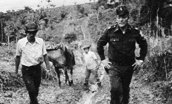 Picture of Omar Torrijos photographed in the countryside with Panamanian farmers