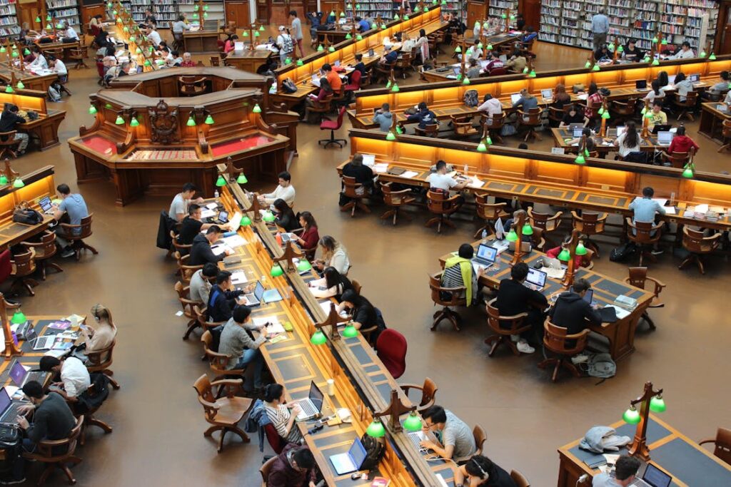 Image of library full of stuents.