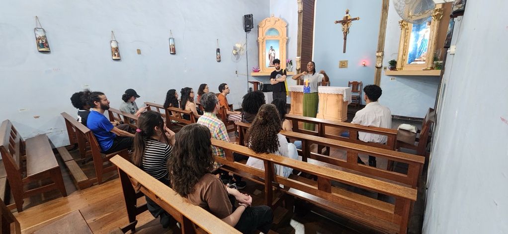 A group of people inside a church. They are participating in mapping activities coordinated by the Pauliceia 2.0 team. 