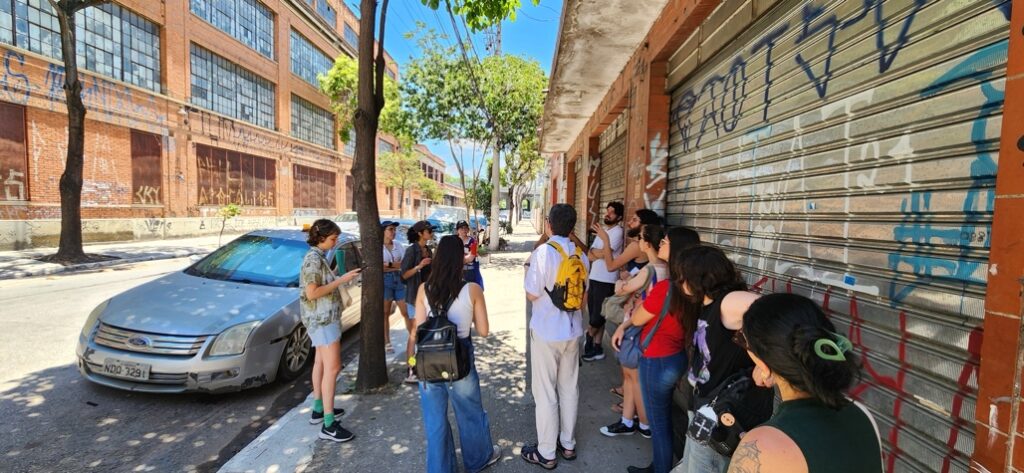 A group of people gathered on the street. They are participating in mapping activities coordinated by the Pauliceia 2.0 team. 
