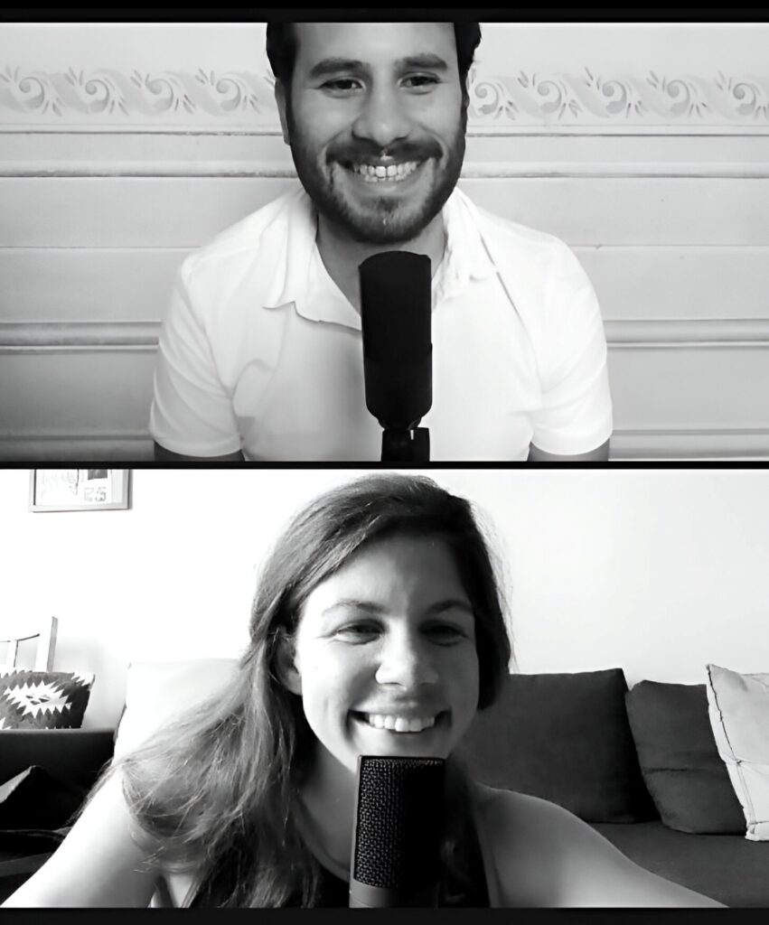 José y Kate frente al micrófono