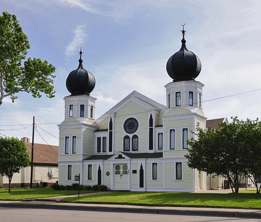 An image of the ornate front facade of a synagogue in Corsicana, Texas