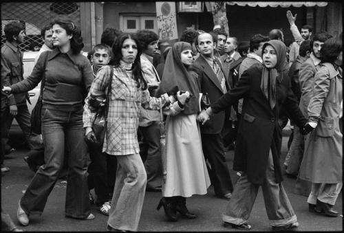 https://notevenpast.org/wp-content/uploads/imagecache/lg_/Iranian_Revolution_1979_marching_young_people.jpg